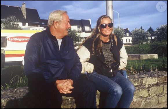 pendant un mois et la cohabitation avec Louis Aliot, compagnon de l'époque de la femme politique, se passe très mal, comme cela est expliqué dans le magazine" Le Point" (numéro du 9 janvier 2025). 

Exclusif - Jean-Marie Le Pen et Marine Le Pen en 1987. 
Bestimage