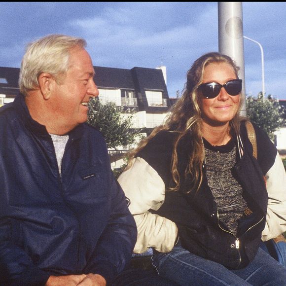 pendant un mois et la cohabitation avec Louis Aliot, compagnon de l'époque de la femme politique, se passe très mal, comme cela est expliqué dans le magazine" Le Point" (numéro du 9 janvier 2025). 

Exclusif - Jean-Marie Le Pen et Marine Le Pen en 1987. 
Bestimage