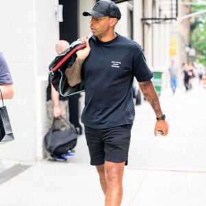 Thierry Henry, qui a décidé de quitte son poste de sélectionneur de l'équipe de France espoirs, se promène à New York, le 22 août 2024. Il a comme inscription sur son tee-shirt, la mention "Not From Paris Madame".