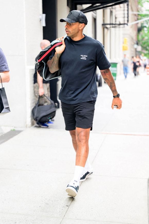 Thierry Henry, qui a décidé de quitte son poste de sélectionneur de l'équipe de France espoirs, se promène à New York, le 22 août 2024. Il a comme inscription sur son tee-shirt, la mention "Not From Paris Madame".