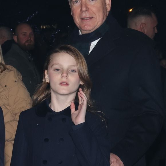 Le prince Albert II de Monaco, sa femme la princesse Charlene de Monaco, leurs enfants le prince héréditaire Jacques, marquis des Baux, la princesse Gabriella, comtesse de Carladès, et Mélanie de Massy sont au Quai Antoine 1er au port Hercule pour le traditionel embrasement de la barque et le spectacle de drônes lors de la célébration de la Sainte Dévote à Monaco, le 26 janvier 2026. 
© Claudia Albuquerque / Bestimage