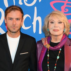 Exclusif - Charles-Antoine Barbier, Amanda Lear - Première de la comédie musicale "Les Demoiselles de Rochefort" sur la scène du théâtre du Lido à Paris le 2 octobre 2025. LIONEL URMAN / BESTIMAGE