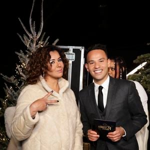 Chimène Badi, Mohamed Bouhafsi, en backstage de l’émission "La grande soirée du 31 décembre de Paris" diffusée sur France 2 sur les Champs-Elysées à Paris, France, le 31 décembre 2024.  © Clovis-Tribeca/Bestimage