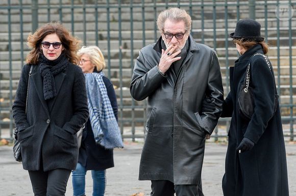 Et il révèle payer une pension alimentaire à sa première épouse, Françoise Lavit, avec qui il est séparé depuis 45 ans.
Eddy Mitchell, sa femme Muriel et sa fille Maryline - Sorties de l'église de la Madeleine après les obsèques de Johnny Hallyday à Paris, le 9 décembre 2017. © Coadic Guirec/Bestimage