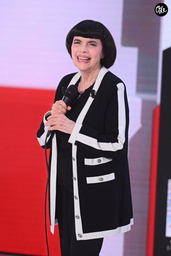 Mireille Mathieu - Enregistrement de l'émission "Vivement dimanche" aux studios Rive Gauche, présentée par M.Drucker et diffusée le 5 octobre 2025 sur France. 

Photo : Guillaume Gaffiot/Bestimage