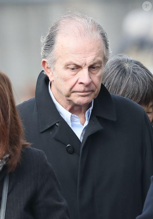 "Des faiblesses que je regrette", dira le comédien

Roland Giraud lors des obsèques de Véronique Colucci au cimetière communal de Montrouge, le 12 avril 2018 ©Agence / Bestimage