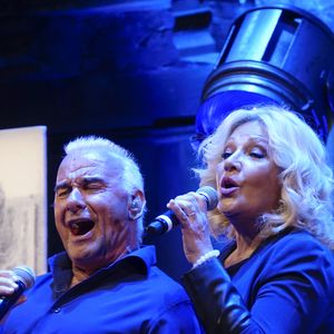 Michel Fugain et sa femme Sanda chantent lors de la soirée d'ouverture du "Printemps de Pérouges" à Chazey-sur-Ain, le 12 juin 2019.