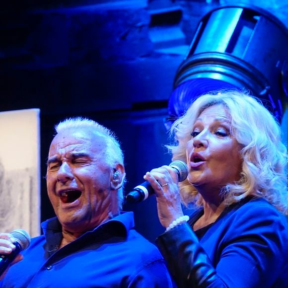 Michel Fugain et sa femme Sanda chantent lors de la soirée d'ouverture du "Printemps de Pérouges" à Chazey-sur-Ain, le 12 juin 2019.