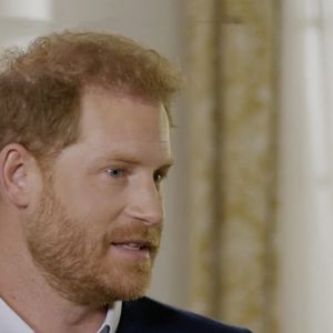 Selon Grant Harrold, ancien majordome de la famille royale, l'époux de Meghan Markle pourrait retrouver son père en Ecosse.

Le prince Harry esquive la question lors d'une interview à la télévision britannique sur le couronnement de son père. © JLPPA / Bestimage