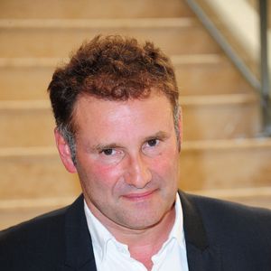 Août 1995. Pierre Sled est sur le point de rejoindre France 2 pour animer "Stade 2". Une arrivée qu'il a gardée secrète auprès de tous. 

Pierre Sled lors de la conférence de presse annuelle de France 3 à l'occasion de la rentrée 2011/2012, au Press Club de France à Paris, France, le 12 septembre 2011. Photo Nicolas Briquet/ABACAPRESS.COM