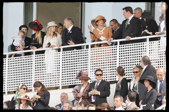 Familier des champs de course, il a perpétué la tradition familiale d'élevage de pur-sangs dans ses huit haras de France et d'Irlande

Le prince Karim Aga Khan, avec sa fille Zahra lors du prix Diane de Chantilly
©ALAIN GUIZARD / BESTIMAGE