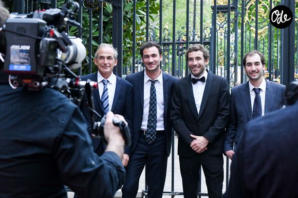 La famille Kretz : "L'Agence" sur TMC : Olivier Kretz et ses enfants Valentin, Martin et Louis - Soirée de gala des 50 ans de la Fondation Claude Pompidou à l'Hôtel Marcel Dassault à Paris le 12 avril 2022.
C'est à l'Hôtel Marcel Dassault, au rond-point des Champs Elysées, que s'est tenue le mardi 12 avril, la soirée de gala des 50 ans de la Fondation Claude Pompidou.
Cette Fondation créée par l'épouse du Président Georges Pompidou, est la seule fondation de femmes de Présidents toujours en activité. Grâce à ses centres répartis en France, et ses équipes de bénévoles, elle vient en aide aux enfants handicapés, aux malades d'Alzheimer, aux personnes atteintes d'autisme et aux personnes vulnérables.
 La soirée de gala, présentée par le journaliste Frédéric.Taddéi, est organisée et financée par Monique Pozzo di Borgo, Natacha.Dassault et Marie-Héléne Habert-Dassault. Elle a réuni des personnalités de tous horizons autour d'une vente aux enchères au profit de la Fondation, orchestrée par le commissaire-priseur d'Artcurial, Arnaud Oliveux, en présence d'Alain Pompidou Président de la Fondation et son épouse Nicole, de Laurent.Dassault, Victor.Habert- Dassault, David de.Rothschild et de Richard.Hutin, directeur général de la Fondation Claude Pompidou.

Rachid Bellak / LMS / Bestimage