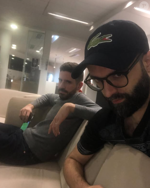 Il s'agit de Nicolas Vilas et Thibaut Giangrande.

Nicolas Vilas quitte son poste de journaliste sur RMC.