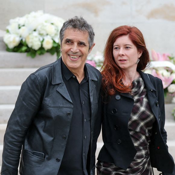 Julien Clerc et sa compagne Hélène Grémillon - Sortie des obsèques de l'auteure-compositrice-interprète et actrice française Françoise Hardy au crématorium du cimetière du Père-Lachaise à Paris, France, le 20 juin 2024. © Jacovides-Moreau/Bestimage