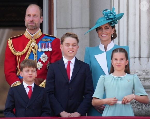 Le prince de Galles fait tout pour protéger ses enfants de la médiatisation.

Le roi Charles III d'Angleterre le prince William, prince de Galles, Le prince Louis de Galles, Le prince George de Galles, Catherine (Kate) Middleton, princesse de Galles, La princesse Charlotte de Galles - Les membres de la famille royale britannique au balcon de Buckingham Palace lors de la cérémonie Trooping the Colour à Londres, le 14 juin 2025. 
© Jams Whatling / Bestimage