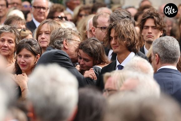 Les enfants : Roxane, Candice, Alice et Felix Altmayer avec Christian Altmayer - Sorties des obsèques de Nicolas Altmayer en l'église Saint-Germain-des-Prés à Paris le 31 aout 2026. © Dominique Jacovides-Cyril Moreau/Bestimage