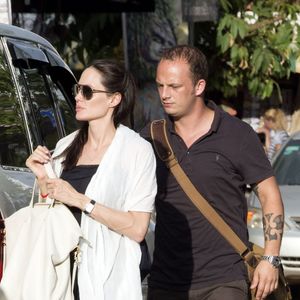 Exclusif - Angelina Jolie, sa fille Shiloh Jolie-Pitt et une amie à elle, se rendent dans une librairie à Siem Reap au Cambodge, le 12 novembre 2015. © Bestimage