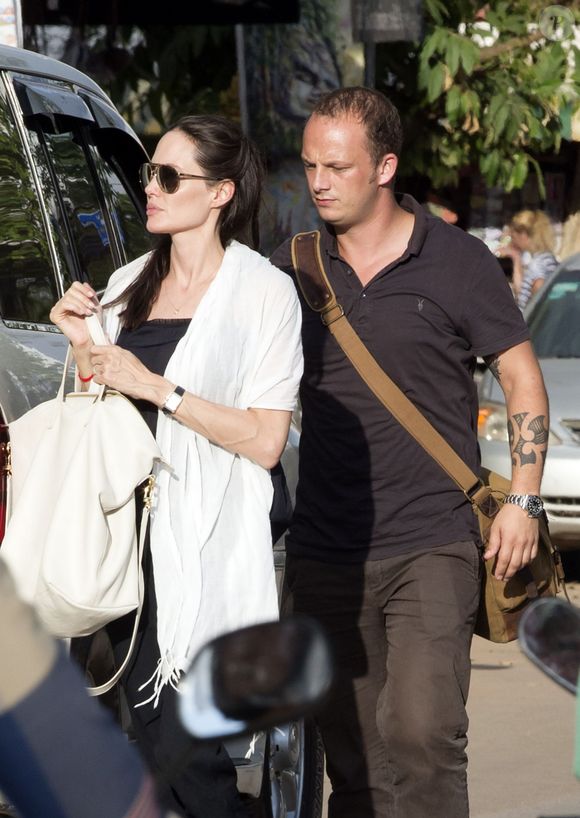 Exclusif - Angelina Jolie, sa fille Shiloh Jolie-Pitt et une amie à elle, se rendent dans une librairie à Siem Reap au Cambodge, le 12 novembre 2015. © Bestimage