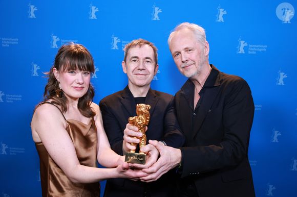 Dag Johan Haugerud, Yngve Saether et Hege Hauff Hvattumon avec son prix lors de la clôture du Festival film de Berlin le 22 février 2025