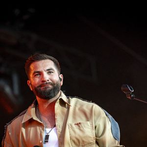 Kendji Girac en concert lors du festival de musique du Printemps de Perouges au Chateau de Saint-Maurice-de-Remens le 29 juin 2025. © Sandrine Thesillat / PsNewZ / Bestimage