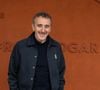 Vendredi 17 juillet 2026, l’humoriste de 62 ans a dû se rendre aux urgences alors qu’il séjournait en Corse.

Elie Semoun assiste au tournoi de Roland-Garros 2026, le 3 juin 2026 à Paris, en France. Photo : Laurent Zabulon/ABACAPRESS.COM