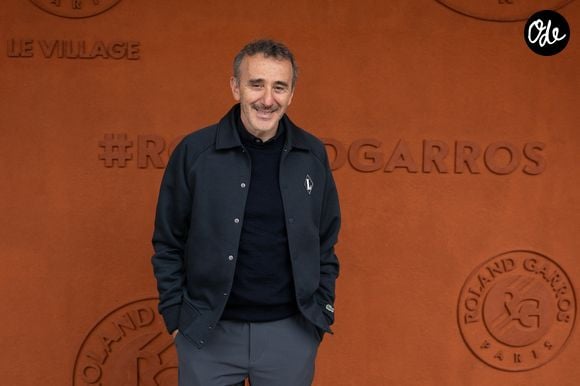 Vendredi 17 juillet 2026, l’humoriste de 62 ans a dû se rendre aux urgences alors qu’il séjournait en Corse.

Elie Semoun assiste au tournoi de Roland-Garros 2026, le 3 juin 2026 à Paris, en France. Photo : Laurent Zabulon/ABACAPRESS.COM
