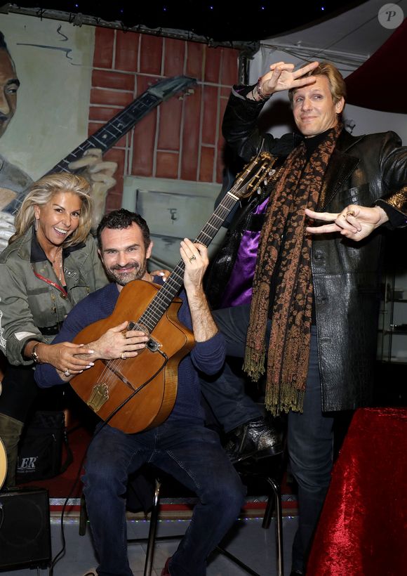 Caroline Margeridon, François Cases Bardina et François-Xavier Renou (Fransoa Superstar)) - People à la soirée du lancement du livre "Libre !" de Caroline Margeridon à la Chope des Puces à Saint-Ouen le 8 novembre 2021 © Cédric Perrin / Bestimage