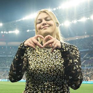 La chanteuse Louane (Louane Emera), représentante de la France au concours de l'Eurovision, interpréte pour la première fois son titre Maman au Stade de France à la mi-temps du match du Tournoi des Six Nations opposant la France à l'Écosse, à Saint-Denis, Seine Saint-Denis, France. © Cyril Moreau/Bestimage
