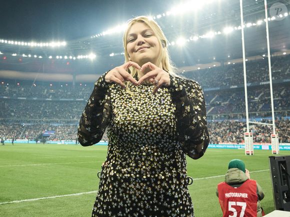La chanteuse Louane (Louane Emera), représentante de la France au concours de l'Eurovision, interpréte pour la première fois son titre Maman au Stade de France à la mi-temps du match du Tournoi des Six Nations opposant la France à l'Écosse, à Saint-Denis, Seine Saint-Denis, France. © Cyril Moreau/Bestimage