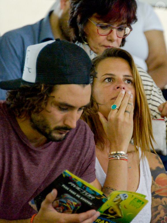 L'hebdomadaire people révèle que le chanteur aurait gardé la maison du Pilat où le couple et leurs deux enfants vivaient. 

L'ancienne nageuse française Laure Manaudou et le musicien et chanteur français Jeremy Frerot assistent aux championnats de France de natation à Montpellier, France, le 3 avril 2016. Photo by Henri Szwarc/ABACAPRESS.COM