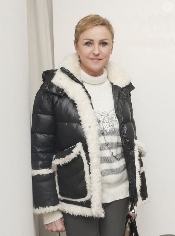Elle estime que la société Sirius Media Production n'a pas respecté les contrats de diffusion de la série, et ne lutte pas suffisamment contre le piratage en ligne de cette fiction

Karin Rénier - Vernissage de l'exposition "Ymer & Malta" chez Christie's à Paris. Le 17 janvier 2024.
© Jack Tribeca / Bestimage