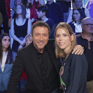 Elle est avocate de profession et écrivaine, elle a rejoint "Touche pas à mon poste" l'année dernière

Tiphaine Auzière pésente chaque semaine dans TPMP pour une chronique de droit - Exclusif - Bernard Montiel et Tiphaine Auzière sur le plateau de l'émission "Touche pas à mon poste" (TPMP) diffusée en direct sur C8 le 19 décembre 2024 

© Jack Tribeca / Bestimage