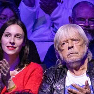La fille unique de Renaud a choisi de quitter la France au sortir de l'adolescence pour vivre plusieurs années loin des siens outre-Atlantique...
Renaud et sa fille Lolita Séchan lors de l'enregistrement de l'émission "Joyeux anniversaire Renaud" au Dôme de Paris, diffusée le 10 mai 2022 sur France 2. Crédit Cyril Moreau / Bestimage