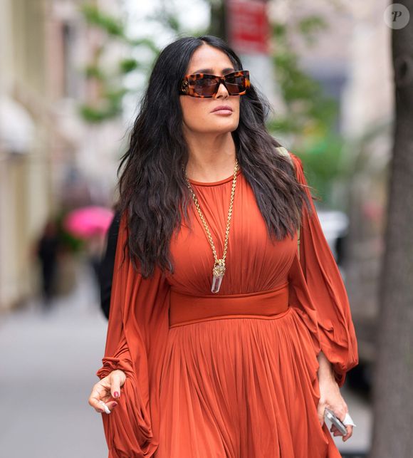 05/13/2025 EXCLUSIF : Salma Hayek a été aperçue en train de faire du shopping sur Madison Avenue à New York. L'actrice de 58 ans a fait la couverture de l'édition du maillot de bain de Sports Illustrated. Salma portait une robe orange fluide avec des talons compensés.



VIDEO DISPONIBLE