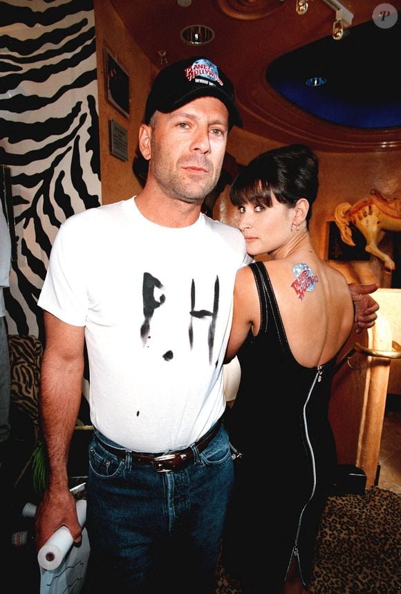 Bruce Willis et sa femme Demi Moore à l'ouverture du Planet Hollywood à Beverly Hills à Los Angeles, CA, USa en 1995. Photo by Startraks/ABACAPRESS.COM