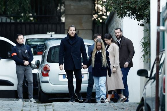 Jean Sarkozy, Giulia Sarkozy, Louis Sarkozy et sa femme Natali Husic enceinte   - La famille et les soutiens de Nicolas Sarkozy se sont réunis devant son domicile le jour de son incarcération à la prison de la Santé à Paris le 21 octobre 2025.

© Moreau / Jacovides / Bestimage