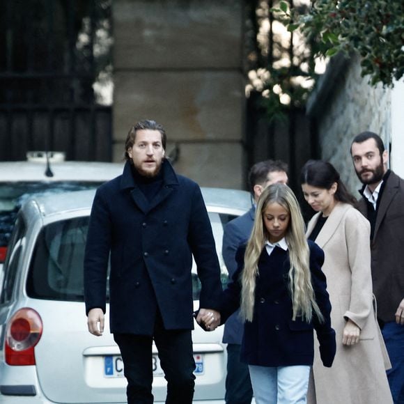 Jean Sarkozy, Giulia Sarkozy, Louis Sarkozy et sa femme Natali Husic enceinte   - La famille et les soutiens de Nicolas Sarkozy se sont réunis devant son domicile le jour de son incarcération à la prison de la Santé à Paris le 21 octobre 2025.

© Moreau / Jacovides / Bestimage