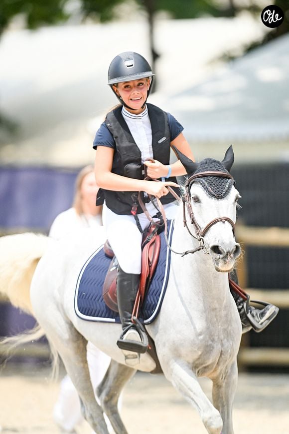 Giulia Sarkozy sur Valentine Du Delta au Prix Kids Cup Decathlon de la 12ème édition Longines Paris Eiffel Jumping au pied de la Tour Eiffel sur le Champ-de-Mars à Paris, France, le 20 juin 2026. © Perusseau-Veeren/Bestimage