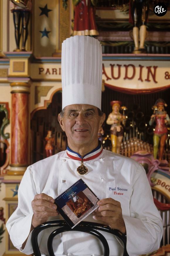 Archives - No Web - En France, Paul Bocuse posant au château d'Ecully, dans lequel est installée l'école des Arts Culinaires et de l'hôtellerie. Il pose devant un limonaire ( ou orgue de barbarie ) Gaudin datant de 1895, provenant de sa collection le 17 novembre 1993. Alain Canu via Bestimage