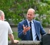 Des images rares le montrent portant une chaise et des cartons pour aider un locataire à déménager.

Le prince William aide un locataire à transporter des meubles dans son nouvel appartement lors d'une visite à l'association de logement social Langstane, à Aberdeen le 30 juin 2026.
Andy Buchanan/WPA-Pool/Julien Burton/ Bestimage