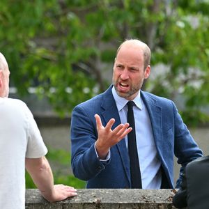 Des images rares le montrent portant une chaise et des cartons pour aider un locataire à déménager.

Le prince William aide un locataire à transporter des meubles dans son nouvel appartement lors d'une visite à l'association de logement social Langstane, à Aberdeen le 30 juin 2026.
Andy Buchanan/WPA-Pool/Julien Burton/ Bestimage