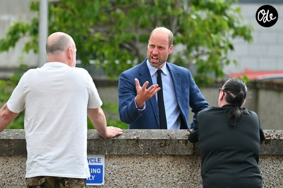 Des images rares le montrent portant une chaise et des cartons pour aider un locataire à déménager.

Le prince William aide un locataire à transporter des meubles dans son nouvel appartement lors d'une visite à l'association de logement social Langstane, à Aberdeen le 30 juin 2026.
Andy Buchanan/WPA-Pool/Julien Burton/ Bestimage