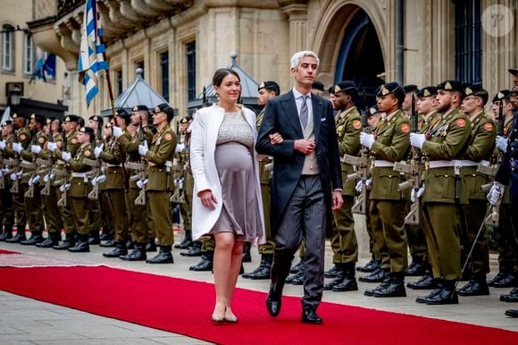 La princesse Alexandra de Luxembourg et Nicolas Bagory arrivent à la Chambre des députés pour la cérémonie de prestation de serment du Grand-Duc Guillaume, dans le cadre des festivités liées à la succession au trône au Luxembourg (1er jour, Luxembourg, 3 octobre 2025) 
Photo : Dana Press / Bestimage