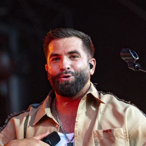 Kendji Girac en concert lors du festival de musique du Printemps de Perouges au Chateau de Saint-Maurice-de-Remens le 29 juin 2025. © Sandrine Thesillat / PsNewZ / Bestimage