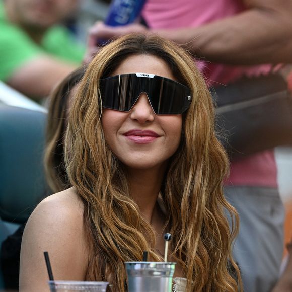 Shakira assiste à un match entre Jannik Sinner et Grigor Dimitrov au Miami Open le 31 mars 2024 en Floride. © PPS/Bestimage