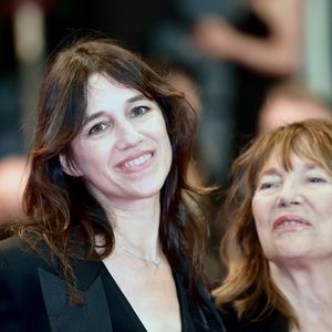 Charlotte Gainsbourg et sa mère Jane Birkin - Montée des marches du film «Jane par Charlotte» lors du 74ème Festival International du Film de Cannes. Le 7 juillet 2021