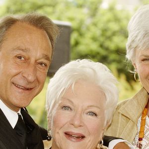 Le maire de Paris Bertrand Delanoë, l'actrice française Line Renaud et Françoise de Panafieu assistent à l'inauguration de la place Loulou Gaste, (compositeur français et défunt mari de Line Renaud) dans le 17e arrondissement de Paris, France, le 1er juillet 2005. Photo by Giancarlo Gorassini/ABACAPRESS.COM