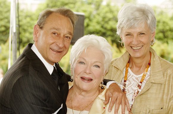 Le maire de Paris Bertrand Delanoë, l'actrice française Line Renaud et Françoise de Panafieu assistent à l'inauguration de la place Loulou Gaste, (compositeur français et défunt mari de Line Renaud) dans le 17e arrondissement de Paris, France, le 1er juillet 2005. Photo by Giancarlo Gorassini/ABACAPRESS.COM