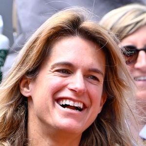 “Quelques sorties avec les enfants , donc sport, vélo dans la forêt, balade avec les chiennes…”,  explique-t-elle

Amélie Mauresmo (Directrice de Roland Garros) - Célébrités dans les tribunes des Internationaux de France de tennis de Roland Garros 2024 à Paris le 6 juin 2024. Chryslene Caillaud / Panoramic / Bestimage