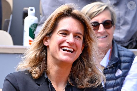 “Quelques sorties avec les enfants , donc sport, vélo dans la forêt, balade avec les chiennes…”,  explique-t-elle

Amélie Mauresmo (Directrice de Roland Garros) - Célébrités dans les tribunes des Internationaux de France de tennis de Roland Garros 2024 à Paris le 6 juin 2024. Chryslene Caillaud / Panoramic / Bestimage